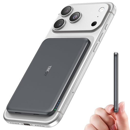 Smartfon ładujący się na powerbanku magnetycznym na biurku