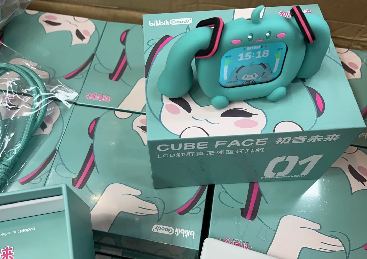 Słuchawki Bluetooth Hatsune Miku CUBE FACE – Ekran LCD, Zestaw Prezentowy