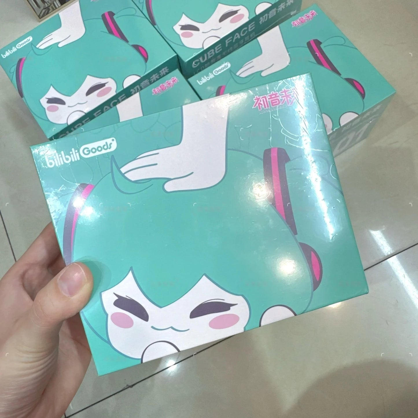 Słuchawki Bluetooth Hatsune Miku CUBE FACE – Ekran LCD, Zestaw Prezentowy